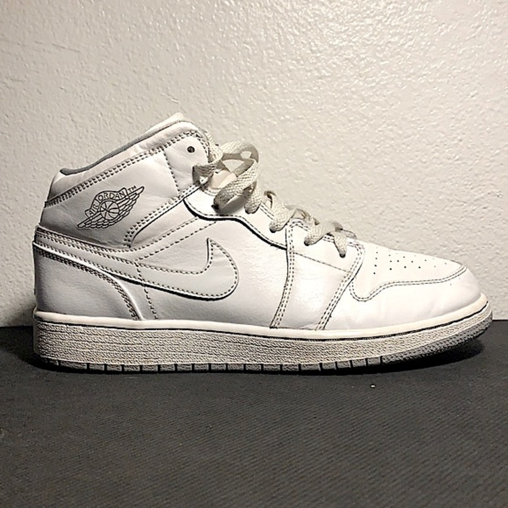Air Jordan 1 Retro Mid GS “White Wolf Grey”